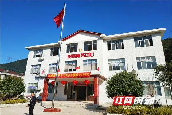 何亚刚带领的方正证券扶贫团队在大湖村村委会办公楼前建造了公益广场