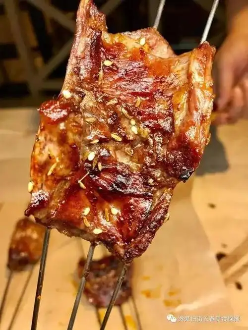 肥瘦适当的肉,嫩且不失筋道.这样大块烤鬼哥是头次见,也是头次吃.