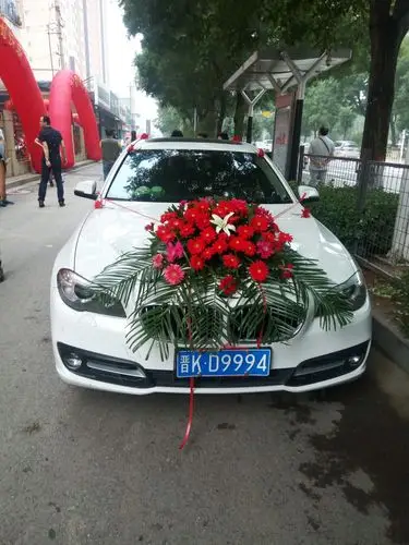 迎娶新娘的婚车,白色的宝马汽车象征着一对新人白头到老.