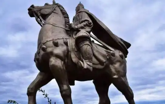 郑芝龙是从一个小商人一跃成为"东亚海贼王"的?