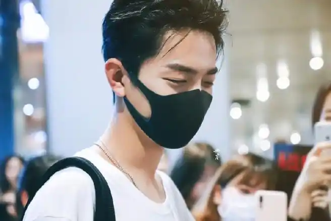 日常见肖战##向全世界安利肖战#肖战名场面之机场大背头一秒沦陷可狼