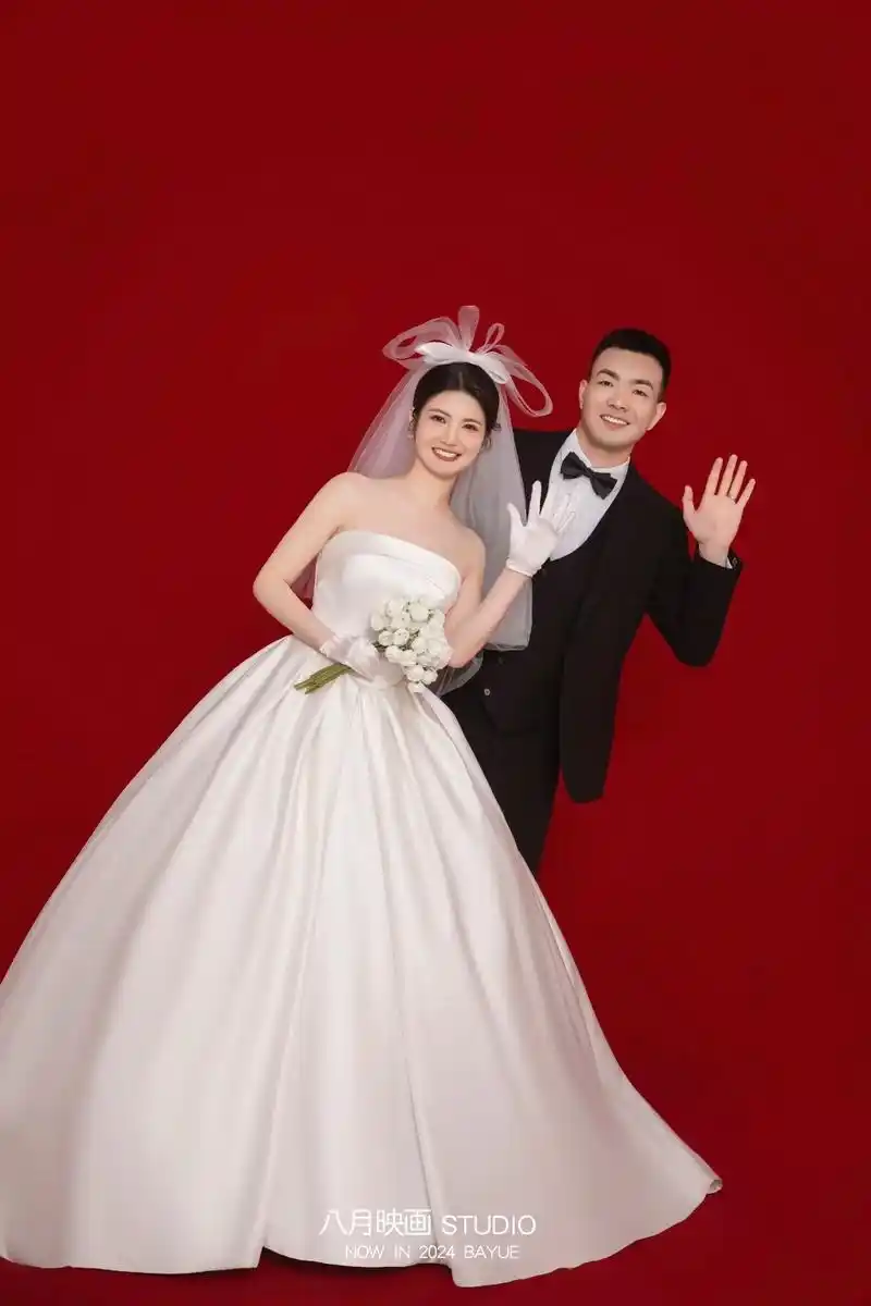 一眼就心动的红底婚纱照.