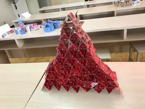 城市少年宫科学社团活动——扑克牌搭高塔和创意建筑