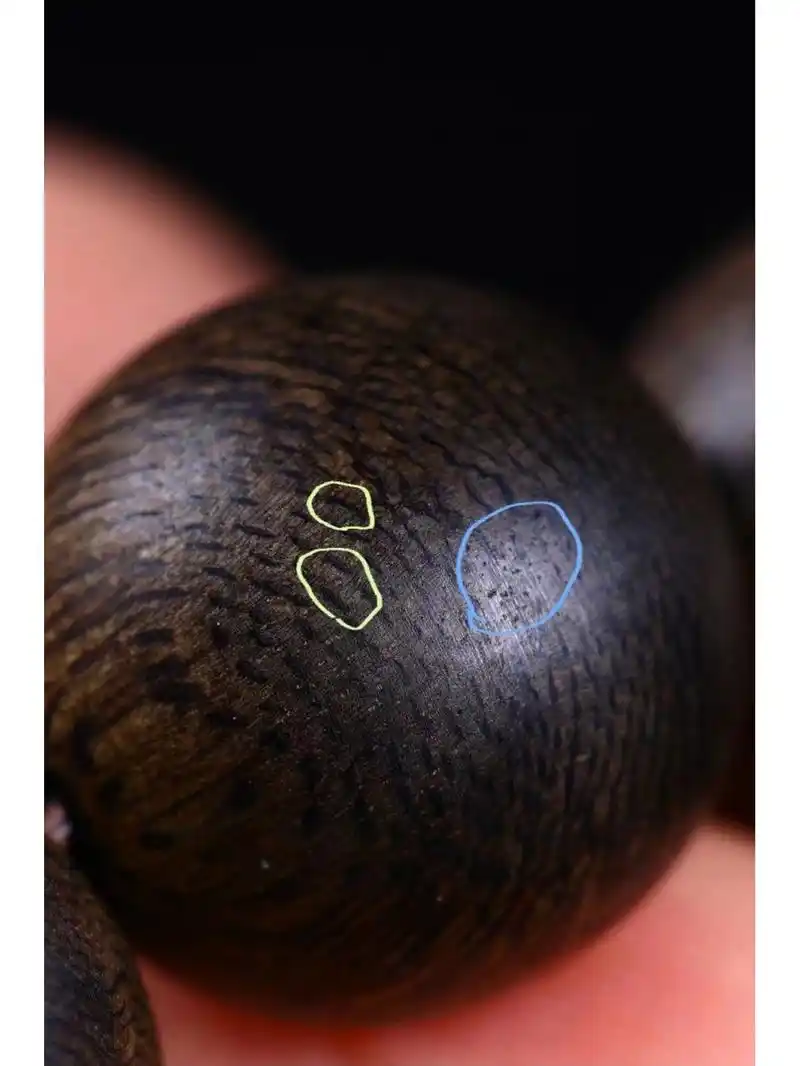 通常假的药水沉香手串,看不到油线的(油线就是图中绿色圈子里一条条