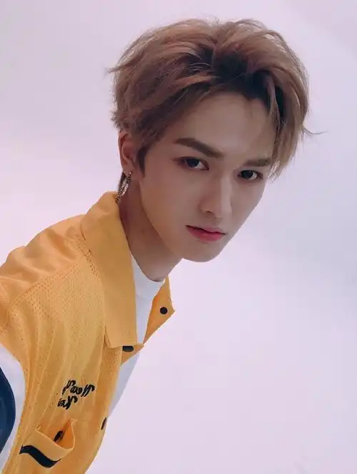 一组朱正廷生活照:原来这是个八岁就开始了舞蹈生涯的男人!