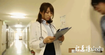 周二搞笑内涵图女司机发车边开边爽