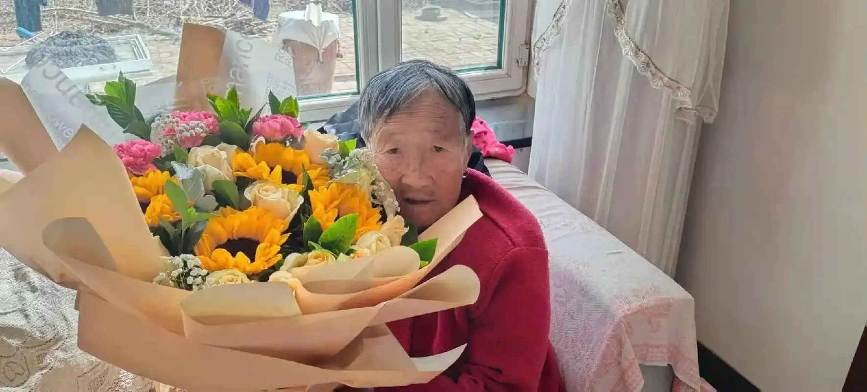 短短的几张照片记录了我姥姥从生病到离世的七个月