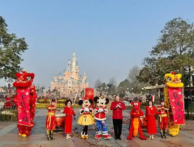 上海迪士尼度假区开启"春节模式",与市民游客喜迎龙年第一天