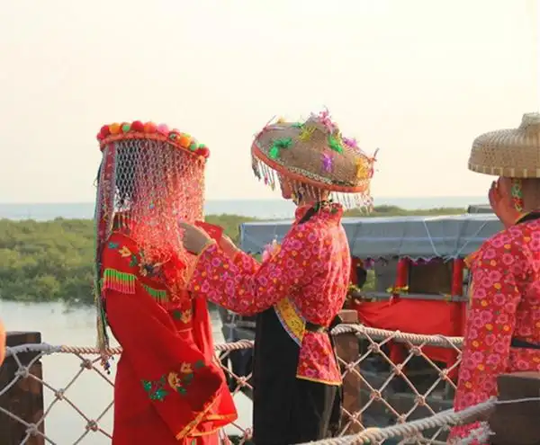 咸水歌是疍家人在日常生活中随意哼唱的小曲,咏男女恋情,叹生活艰辛.