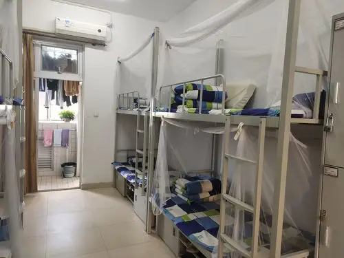 宿舍7人每间,设计合理更利于学生保证宿舍的整洁有序.