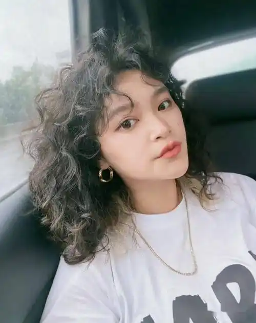 "复古港风烫发"女孩,年底烫发约起来!_发型_刘海_头发