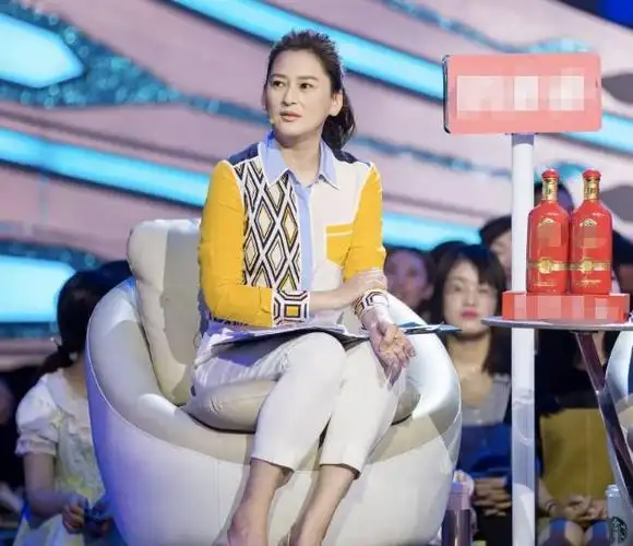 原创台上指导女嘉宾的情感,现实中却和丈夫离婚,黄澜究竟有多可笑?