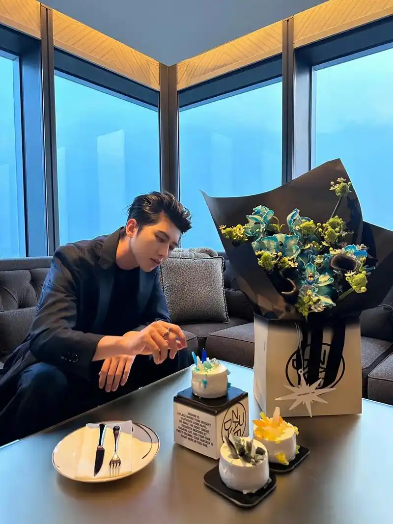 蔡徐坤 " 蓝玫瑰肆意生长 爱意永不消退 "97