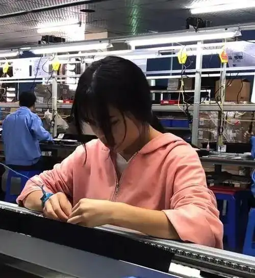 工厂妹着急脱单拍视频大喊征婚高矮肥瘦都有谁要老婆快来挑