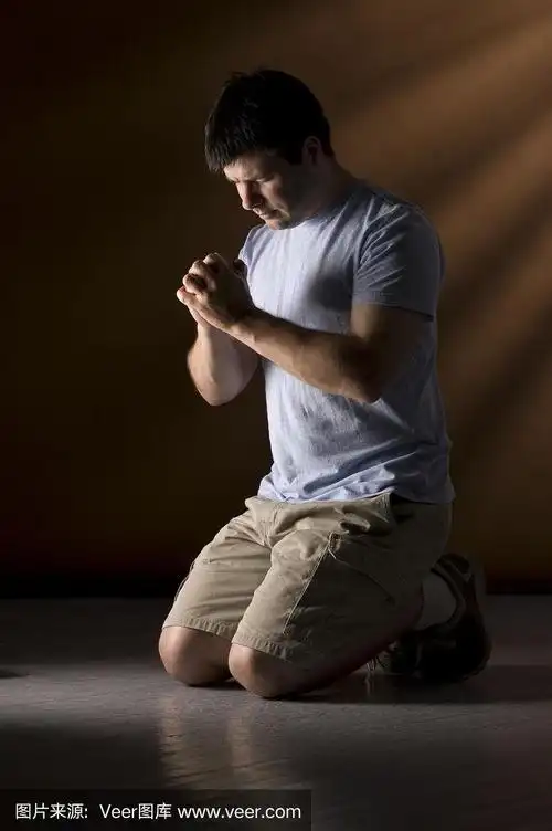 人跪着用神圣的光祈祷