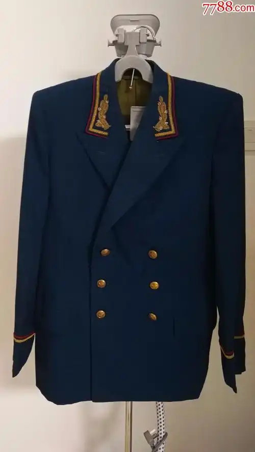 55礼服有上衣,有帽子,有箱,无裤和其他配件