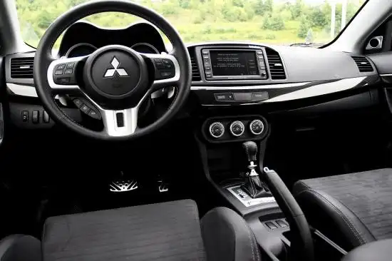 三菱十代evo内饰
