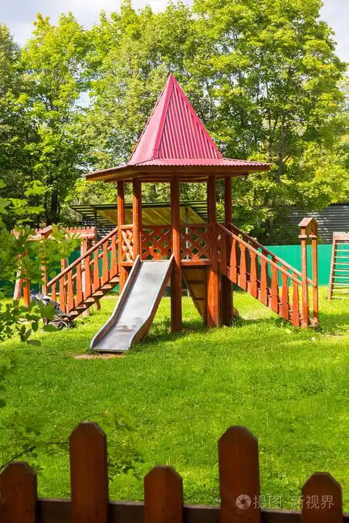儿童游乐场户外塔绿色草坪儿童