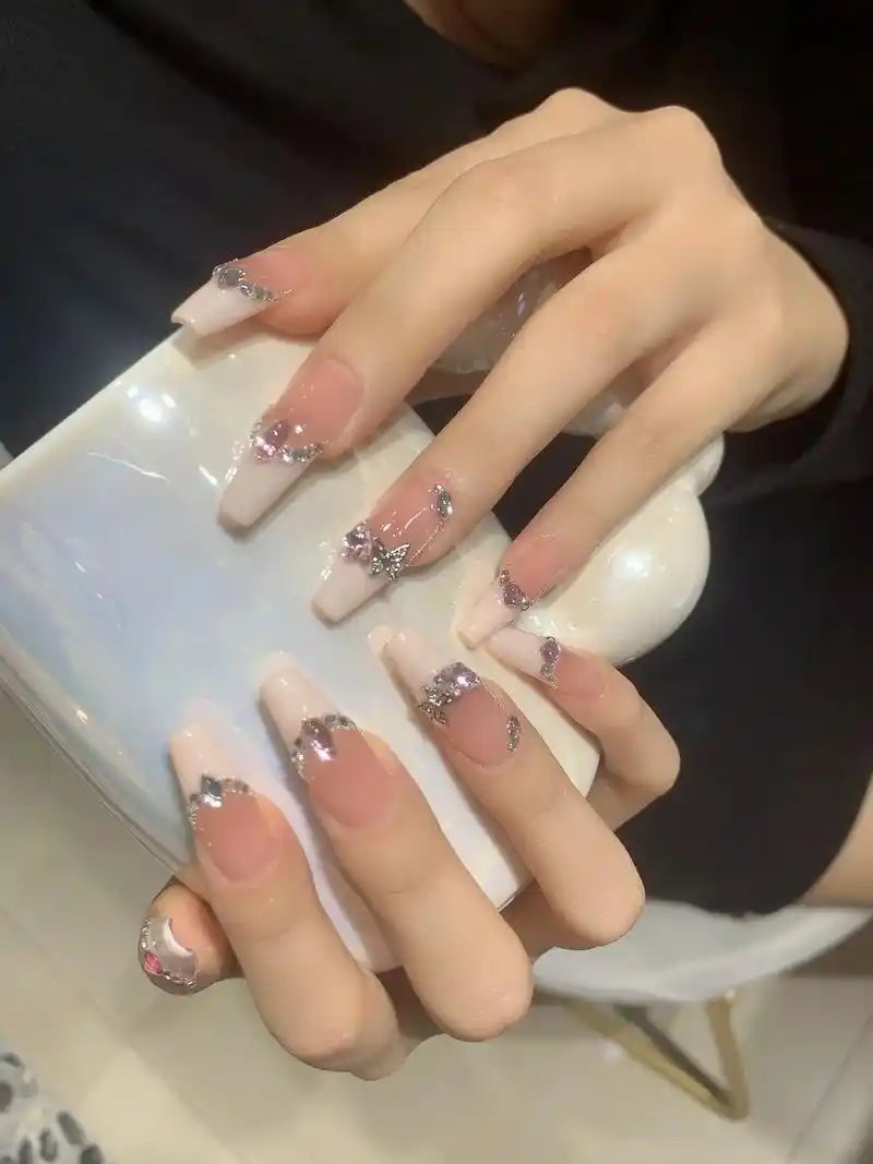 裸色法式贴钻美甲