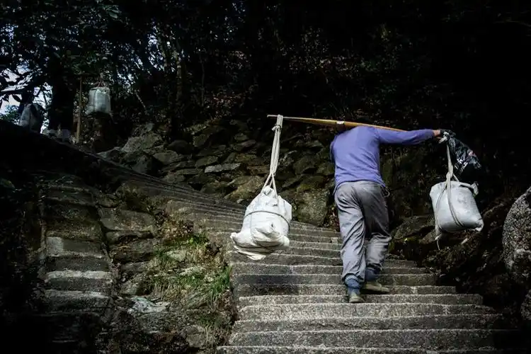 一路上遇到许多这样的挑夫挑着水泥也有运物资的,一个人一天得好几趟