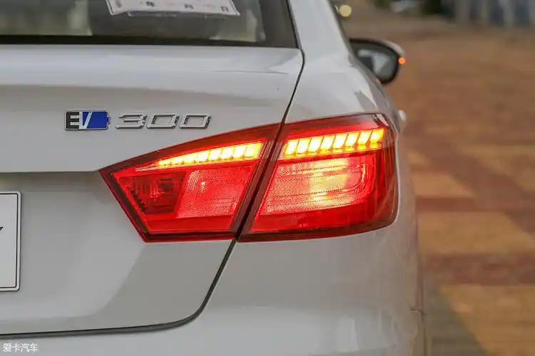 尾灯采用led与卤素相搭配的光源设计,夜间点亮效果还是比较美观的.