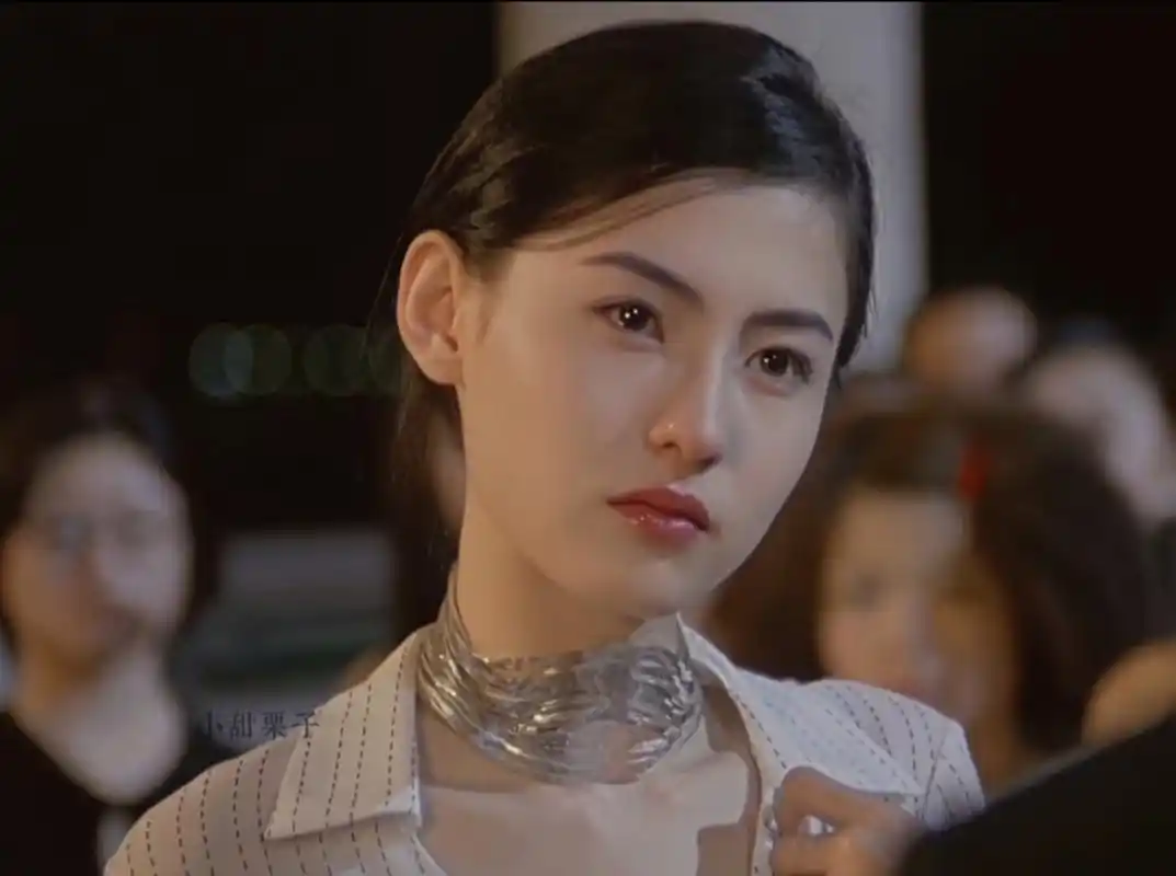 张柏芝年轻时的颜值还是很耐打的,典型的小家碧玉型美女.