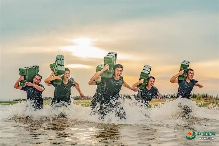 直击武警官兵沿海极限训练 - 中国军网