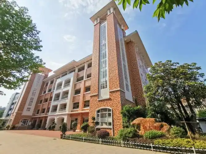 城东中学作为全区规模最大的一所初级中学斗门区城东中学承载了很多