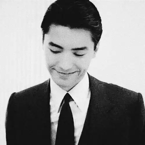 好吧,还是很想放一张尊龙的照片,最近觉得他太帅了.