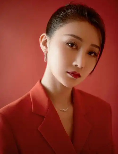 林鹏一身开年红首登央视春晚 眉眼透露飒气气质卓越