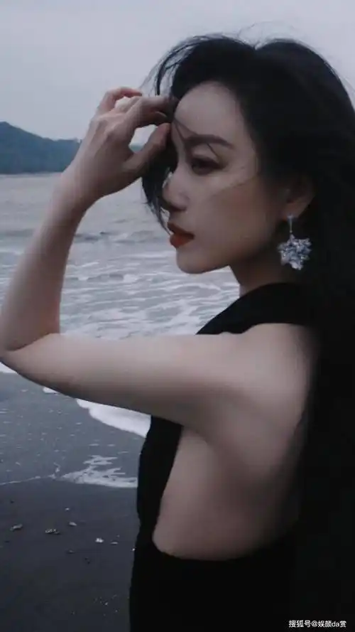 倪妮性感写真:黑色挂脖长裙,简约妩媚,腾讯视频星光大赏红毯_的设计