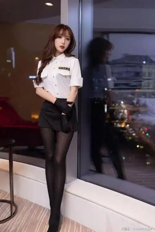 白色短袖配黑色包臀裙,渔网袜黑丝曼妙苗条身姿明艳性感.