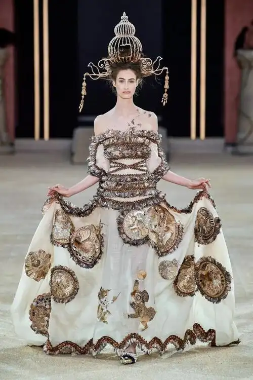 东方元素,终于闪耀在时装金字塔尖