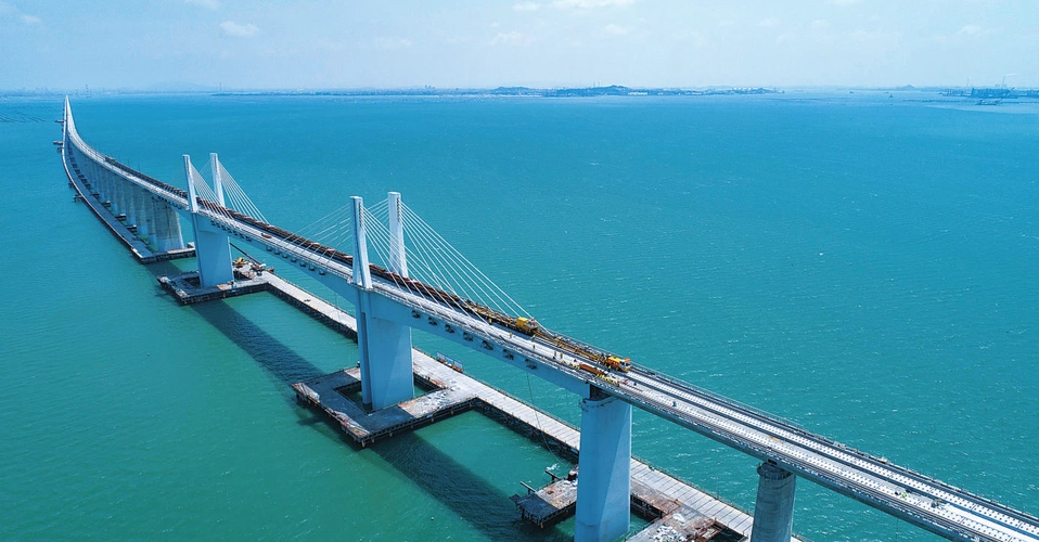 湄洲湾跨海大桥是国内首座跨海高铁矮塔斜拉桥,也是福厦高铁全线控制