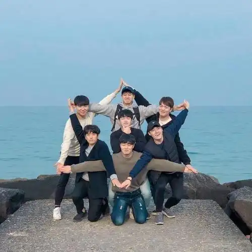 毕业照怎么拍才沙雕!韩国"爆笑男子照相集",这些pose学起来!