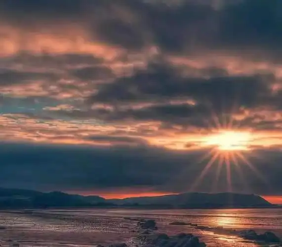 丧系·伤感·背景图:我会带着笑脸,和你坐着聊聊天!_网易订阅