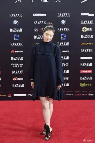 蒋欣亮相明星慈善夜红毯 穿黑色短裙气场十足