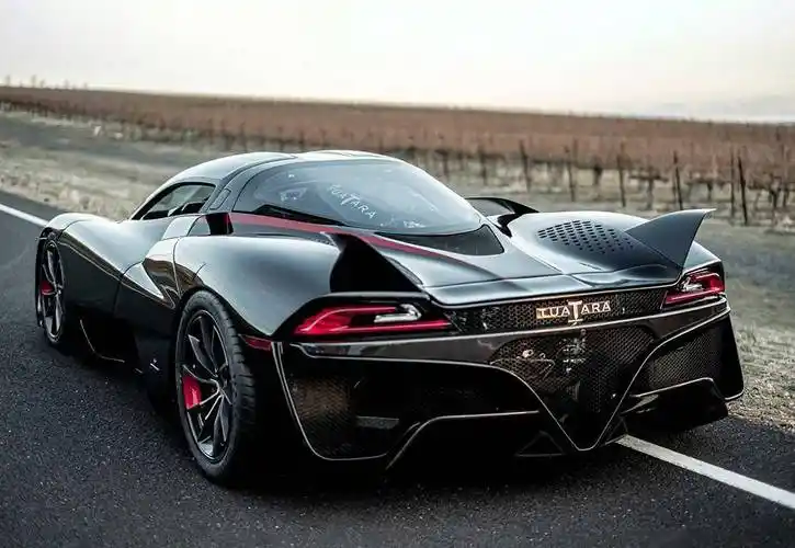 从外观设计方面看,西尔贝超级跑车造型显然更加犀利一些,车身姿态更低