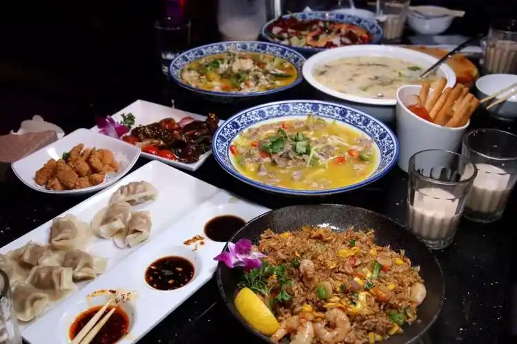 报警了这家不务正业的ktv菜做得居然比餐厅还好吃点餐还能免费唱