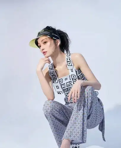 十年前大红的她被母亲,闺蜜毁掉,今再度走红却遭亲生父亲控诉!