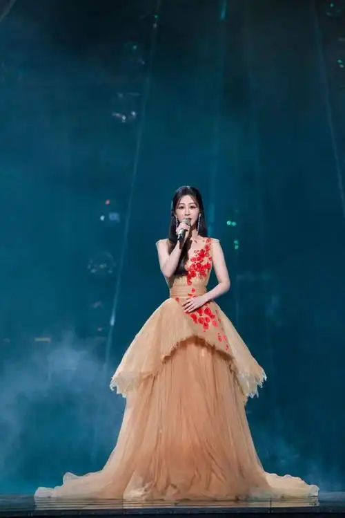 杨紫超话#湖南卫视跨年晚会#红花开遍静待相思,跟boss@杨紫一起迈入