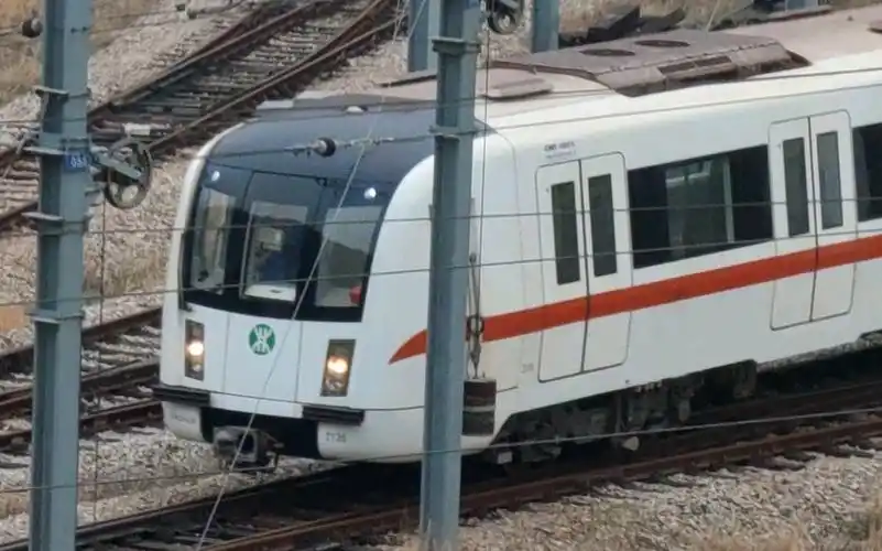 深圳地铁2号线列车出库