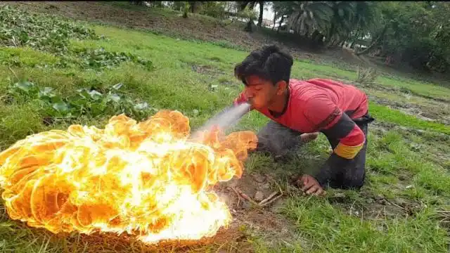男子发现神秘洞穴,点燃火把一口酒精喷上去,结果你猜怎么着
