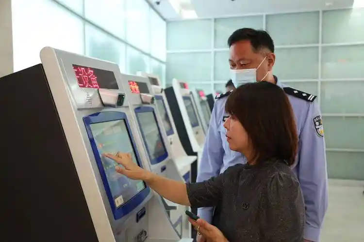 上海出入境管理部门今年累计受理办证超200万证次_签注_证件_港澳