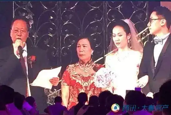 疑似黄楚龙嫁女照片星河发展之初,家族化管理较强,后来慢慢引入职业