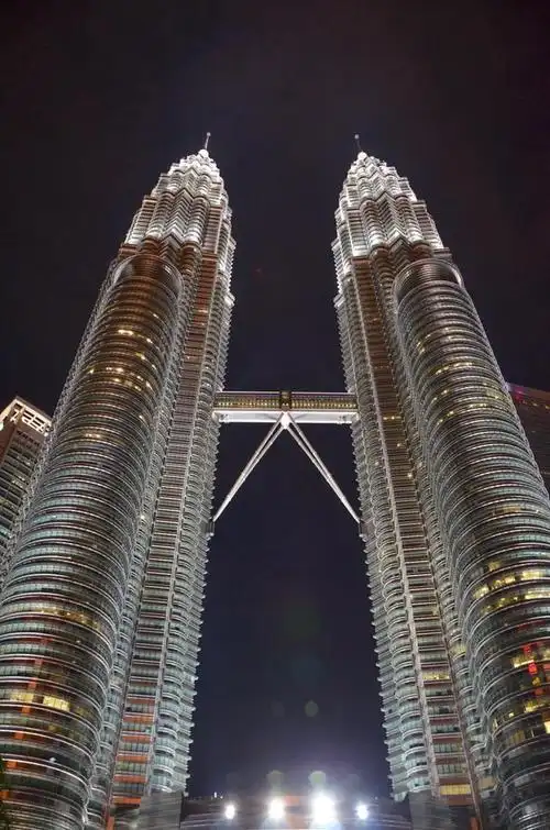 吉隆坡石油双塔,又叫吉隆坡双子塔,曾经是世界上最高的摩天大楼,虽然