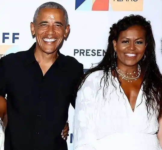 61岁奥巴马乐享晚年:米歇尔晒年轻时照片秀恩爱,俩女儿名花有主