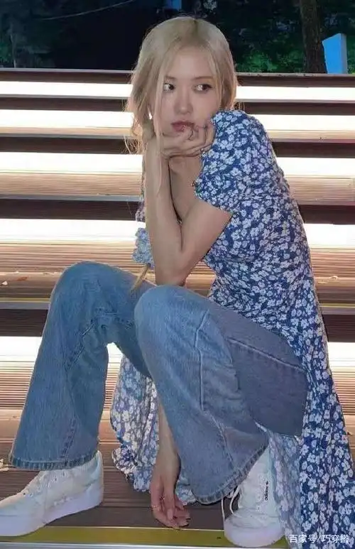 钟楚曦柔美,朴彩英帅气,一条碎花裙不同穿法,谁能美入你心?