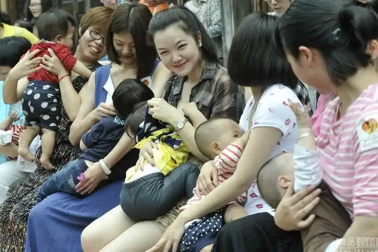 辣妈当街哺乳