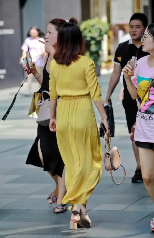 微胖辣妈出门很随意,套一件休闲黄裙子就直接出门了!